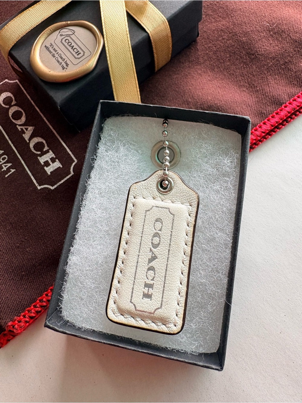 𝑅𝑎𝑟𝑒 Y2K Coach Limited Edition 2” Embossed White Hang Tag Bag Charm Fob Hangtag